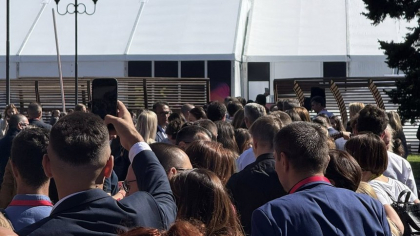 Interes uriaș pentru evenimentul moderat de Michelle Obama la București. Sute de oameni stau la coadă să o vadă pe fosta prima doamnă a SUA