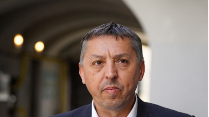 Educaţia din România – între infinite reforme şi eşecuri reale: infrastructură şcolară cu probleme, şcoală în mai multe schimburi, profesori plătiţi prost, elevi nepregătiţi pentru viaţa reală