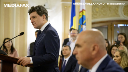 Bolojan se întâlneşte începând cu ora 16:00 cu liderii partidelor pentru a definitiva cabinetul, ultimele ajustări fiscale şi programul de guvernare. În disputa privind creşterea TVA, ultimele date arată că într-o primă fază, TVA va creşte doar la cotele reduse de la 5-9% la 19%, urmând ca dacă nu dă rezultate, să crească la 21% generalizat