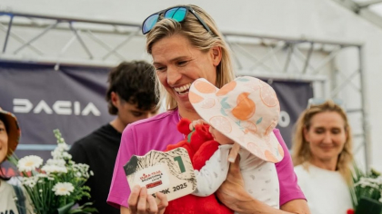 Femeia care a alergat 100 de kilometri și a alăptat de trei ori în timpul cursei. A ajuns prima la finish: „A fost un șoc imens. Nu mă așteptam”