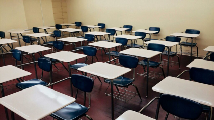 Un elev din Buftea a folosit spray lacrimogen în clasă. Trei colegi și doi profesori au fost afectați