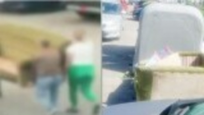 Bărbat surprins de camere în timp ce aruncă o canapea între blocuri, în Pitești. Ce amendă a primit