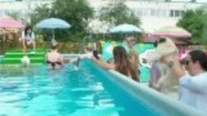 Piscină specială pentru căței, soluție anti-caniculă. Stăpânii își răcoresc animalele de companie în zilele toride