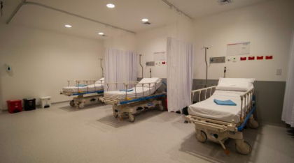 Un bărbat credea că a suferit un infarct și s-a dus la spital. Medicii i-au spus că, de fapt, avea un dop de sticlă în gât