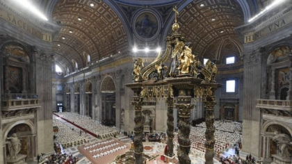 Un bărbat și-a dat jos pantalonii în mijlocul credincioșilor de la Vatican și a urinat pe altarul Sfântului Petru