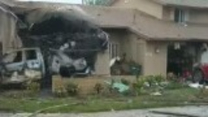 Un avion s-a prăbuşit într-un cartier din San Diego, California. Cel puțin 15 case şi vehicule au luat foc. FOTO&amp;VIDEO