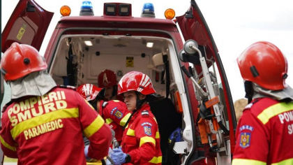 O mașină a căzut în râul Argeş. Șoferul şi o pasageră minoră au așteptat salvatorii pe plafonul autoturismului