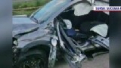 Momentul în care un șofer se izbește de un parapet după o depășire periculoasă, pe un drum din Suceava