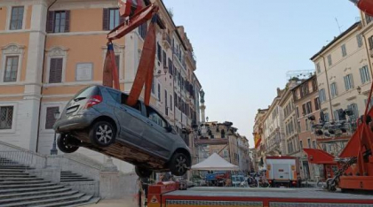 Incident bizar la Roma: un șofer de 80 de ani a rămas cu mașina blocată pe celebrele Trepte Spaniole