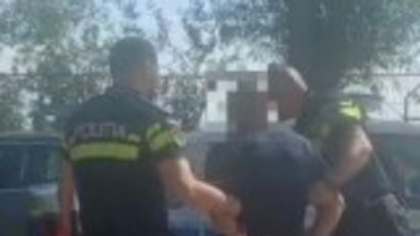 Un bărbat și-a amenințat soția cu pistolul și a lovit-o, după ce s-au întors în România. Cum a fost găsit apoi de mascați