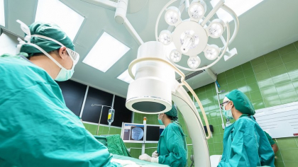 Mesajul viral al unui neurochirurg: „Tuturor le e foame! Fără un loc de muncă imediat după rezidențiat, stăm flămânzi, pe banii părinților”