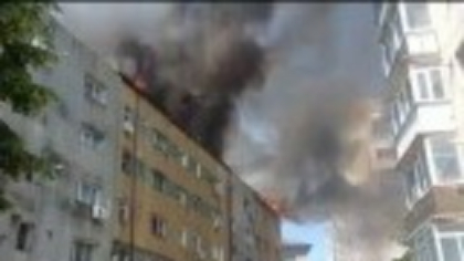 Incendiu de proporții în Slatina. Zeci de persoane au fost evacuate: „A început să cadă de pe acoperiș, să cadă foc în casă.”