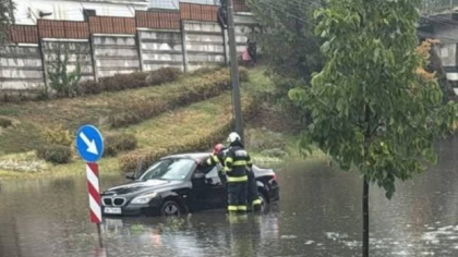 Ploaie torențială cu grindină mică și rafale de vânt în Bihor. Meteorologii anunță că se pot acumula până la 25 l/mp