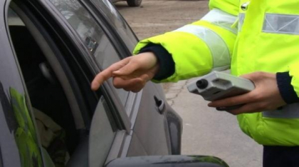 Peste 470 de permise de conducere reţinute de poliţişti. 25 de şoferi prinși băuţi la volan