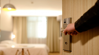 Vacanță de coșmar în Italia. Ce a găsit o româncă în camera de hotel pentru care a plătit 450 de lei pe noapte
