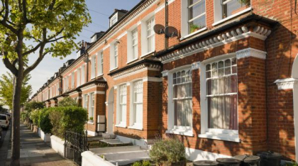 Cum a ajuns un român să moștenească averea unei britanice pe care n-a cunoscut-o niciodată. I-a transformat casa în fermă de canabis