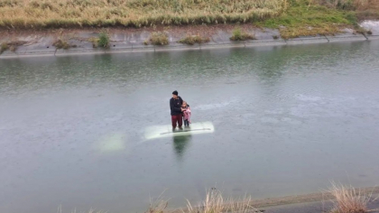 Un bătrân și o fetiță salvați din mijlocul viiturii, de pe capota unei mașini complet acoperite de ape VIDEO