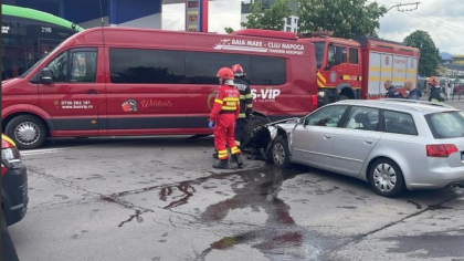 Un microbuz în care se aflau 15 copii a fost implicat într-un accident în Brașov. Nouă persoane au ajuns la spital