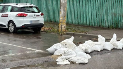 S-au furat sacii cu nisip puși pe străzi în Constanța, împotriva inundaţiilor: „Dacă i-aţi luat din greşeală, returnaţi-i imediat”