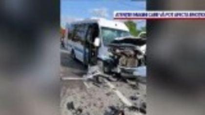 Impact frontal între o mașină și un microbuz, în Botoșani. Zece persoane au fost rănite, după ce șoferul ar fi adormit