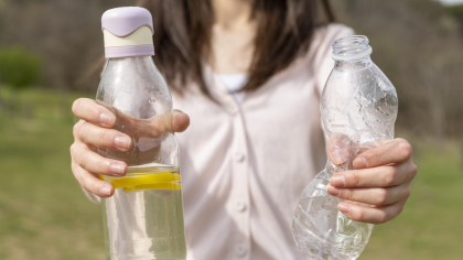 Băuturile la sticlă, mai periculoase decât cele îmbuteliate în plastic? Ce spun ultimele cercetări făcute de francezi