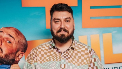 Mesajul lui Cosmin Nedelcu Micutzu înainte de dezbaterea electorală online dintre Nicușor Dan și George Simion. El o moderează: „Nu am luat absolut niciun ban”