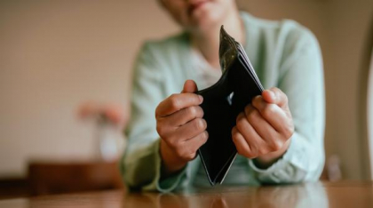 Peste 80% dintre români spun că schimbările economice le modifică deja stilul de viață. Ce cheltuieli au redus și la ce au renunțat