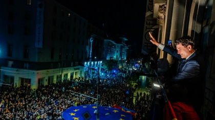 Nu a fost ușor, dar a câștigat Nicușor. Baie de mulțime în jurul noului președinte: „E victoria voastră, să știți!”