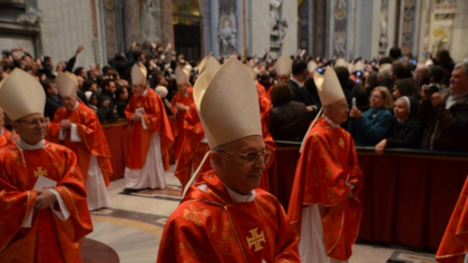 Cum este verificată mâncarea cardinalilor în Conclavul pentru alegerea papei. Niciun mesaj nu are voie să pătrundă printre farfurii sau șervețele