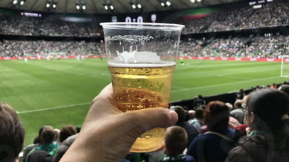 Vinul și berea cu până la 5% alcool ar putea fi permise pe stadioane la toate evenimentele sportive
