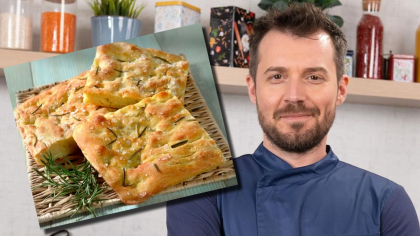 Cum pregătește chef Horia Manea un meniu complet. Rețetă pentru focaccia de casă cu măsline și rozmarin + plăcintă cu brânză și stafide