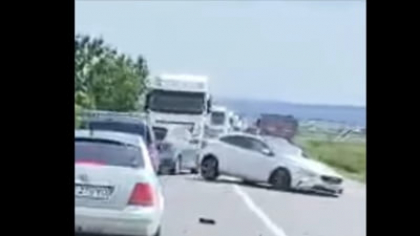 Accident între un microbuz și un autoturism, la Suceava. A fost activat Planul Roșu de Intervenție FOTO/VIDEO