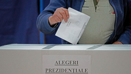 Prezenţa la vot mai redusă decât în turul I din noiembrie 2024. Alegătorii din oraşe, mai activi, au decis preşedintele