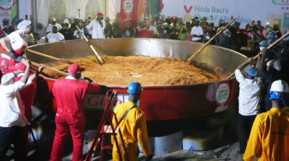 O oală gigantică se rupe în timp ce o bucătăreasă încearcă să spargă un record mondial cu cel mai mare vas de orez jollof din lume
