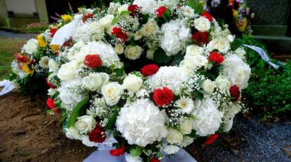 Orașul care va interzice complet coroanele de flori în cimitire. Amenzi mari pentru cine va încălca noua regulă