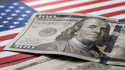 Dolarul american înregistrează cel mai slab început de an din 1973. Politicile comerciale ale lui Donald Trump și creșterea nivelului datoriei au provocat o scădere de peste 10% în prima jumătate a anului 2025