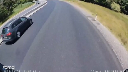 Manevra „criminală” făcută în fața unui TIR de șoferul unui VW din Hunedoara: „Uite așa apar tragedii”