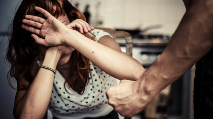 Caz șocant de violență domestică. Un român, arestat în Italia după cinci ani de abuzuri asupra soției: „Dacă nu te culci cu mine, te omor”