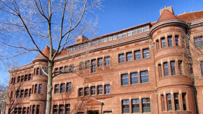 Românii admiși la Harvard, între incertitudine și teamă. Cum au primit vestea interzicerii studenților străini