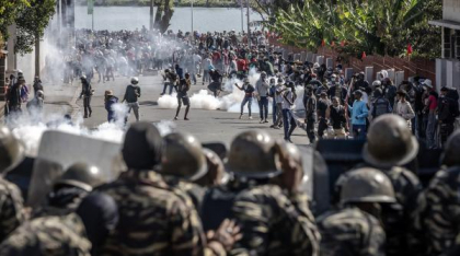 Țara în care președintele a fugit cu elicopterul, după ce armata a trecut de partea tinerilor protestatari. Sună cunoscut?