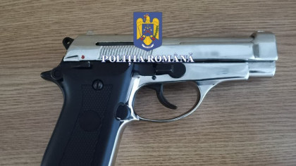 Doi adolescenți, cercetați penal după ce au tras cu pistolul pe stradă. Au spus că au găsit arma pe câmp