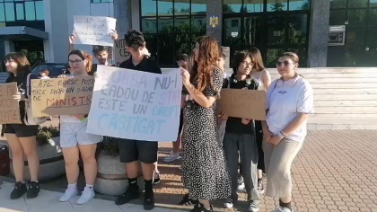 „Cred că n-ar trebui să începem cu tăierea burselor”. Elevii au protestat în Slatina, avertizând că mulți își vor pierde motivația