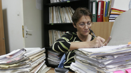 ​Ce rol au birourile de presă şi liniile telefonice din instituţiile publice, dacă nimeni nu răspunde la apeluri, „momentan” înseamnă cel puţin 30 de minute de aşteptare, iar solicitările de informaţii se pierd pe drum?