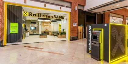 Raiffeisen Bank România a închis conturile mai multor cetățeni, printre care doi foști șefi Mechel