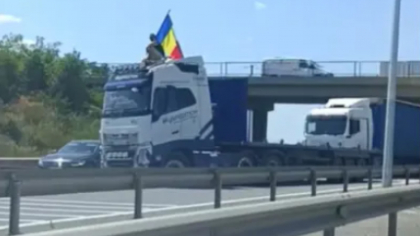 Protest organizat pe Facebook. Doi camionagii au blocat intrarea în București pe A1