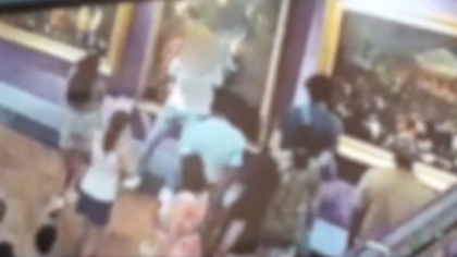Un selfie "de o valoare inestimabilă". Cum a reușit un turist să deterioreze un tablou de la celebra Galerie Uffizi din Florența VIDEO