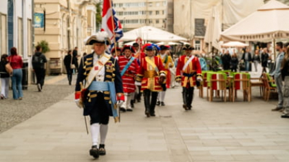 Timișoara, orașul care își retrăiește istoria în fiecare duminică. Schimbul de Gardă cu tunuri, tobe și uniforme de epocă pe străzi FOTO