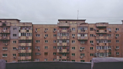 Copil de 3 ani, la spital după ce a căzut de la etajul 5 al unui bloc din Brașov. În ce stare se afla?