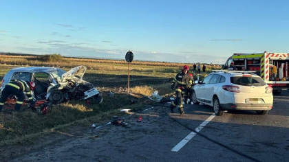 Șase persoane rănite după ce două autoturisme s-au ciocnit frontal pe E85. Traficul este afectat