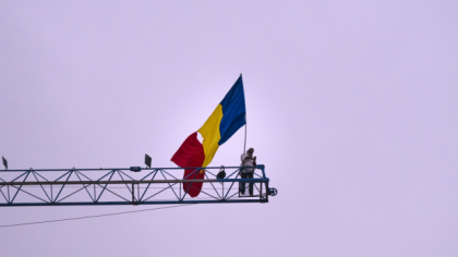 Stegarul Dac sfidează autoritățile: și-a tăiat brățara de supraveghere și a urcat pe o schelă în centrul Bucureștiului